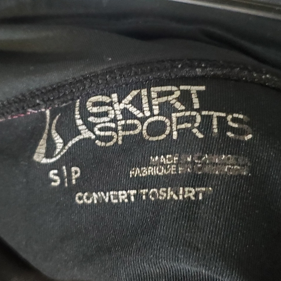 All the fun in this SkirtSports The Jette skort-Small DISCOUNT SHIPPING - Picture 4 of 5